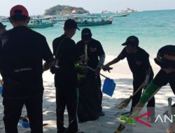 Kemenparekraf membersihkan sampah Pantai Tanjung Kelayang