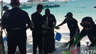 Kemenparekraf membersihkan sampah Pantai Tanjung Kelayang